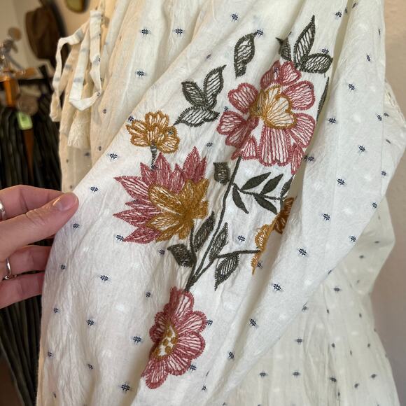 World Market White Floral Embroidered Puffed Sleeve Blouse Tassel Tie Top Size M - Picture 4 of 11